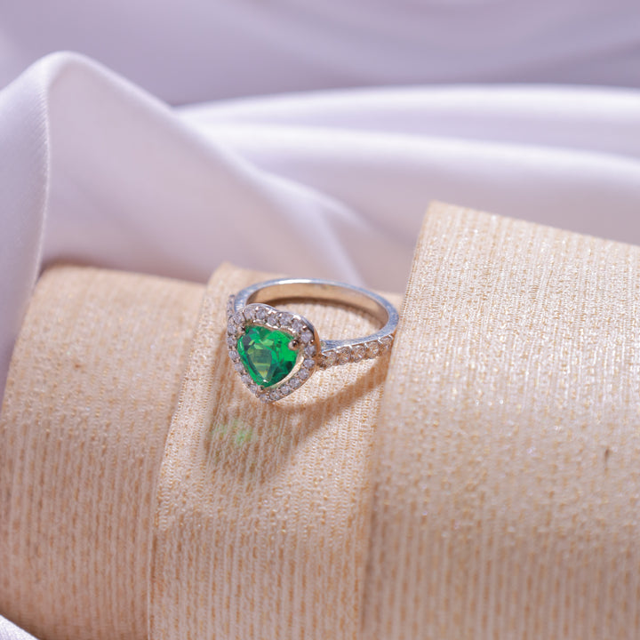 Green Heart Ring – 925 silver band with a green heart-shaped gemstone