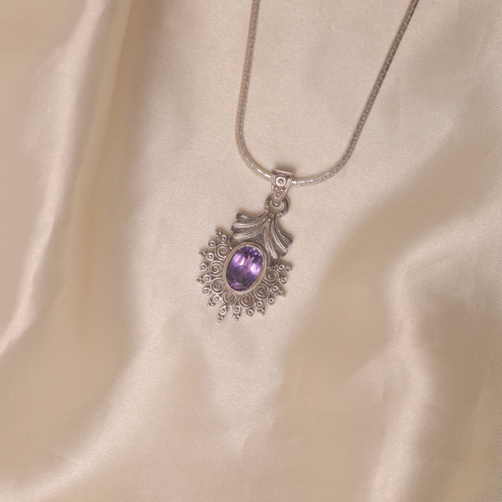 Vintage Victorian Pendant (violet)